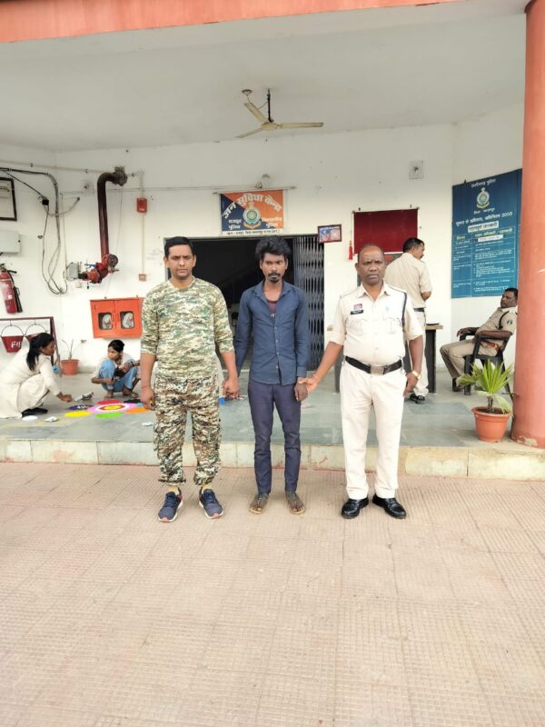 पटाखे फोड़ रहे थे इधर इन्वर्टर हुई चोरी