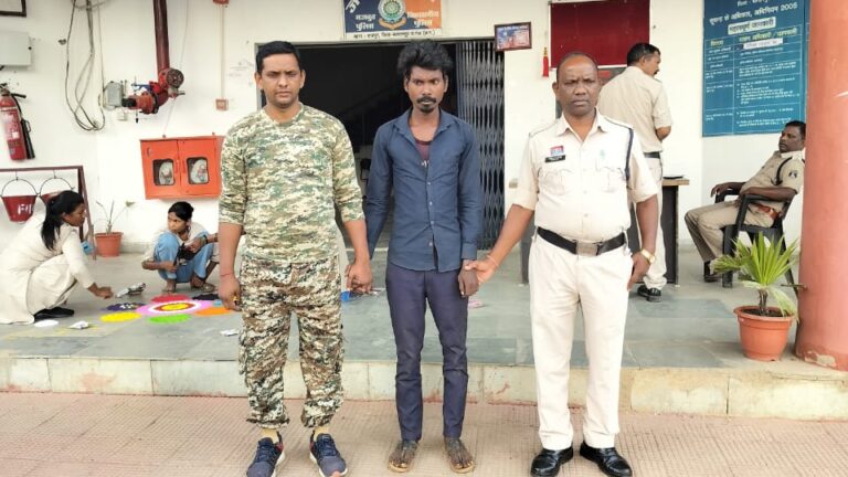 पटाखे फोड़ रहे थे इधर इन्वर्टर हुई चोरी