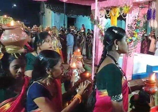 घुटकेल  में पारंपरिक रीति-रिवाजों के साथ दीपावली