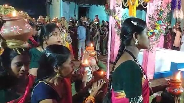 घुटकेल  में पारंपरिक रीति-रिवाजों के साथ दीपावली