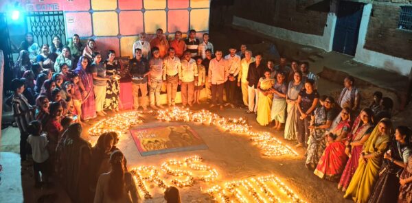 2000 दीपों से रोशन हुई ‘एक शाम शहीदों के नाम’, वीर जवानों को दी श्रद्धांजलि