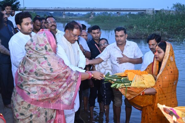 मुख्यमंत्री  साय ने छठ घाट पर दिया अर्घ्य, बोले  आस्था और संस्कारों का पर्व हमें जोड़ता है
