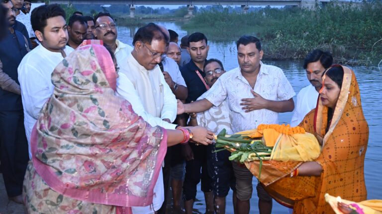 मुख्यमंत्री  साय ने छठ घाट पर दिया अर्घ्य, बोले  आस्था और संस्कारों का पर्व हमें जोड़ता है