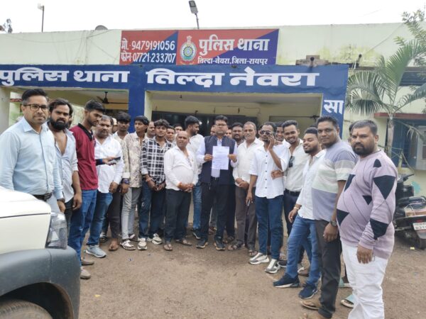 गुरु घासीदास के अपमान के विरोध में सतनामी समाज ने थाना पहुंचकर की FIR