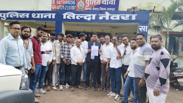 गुरु घासीदास के अपमान के विरोध में सतनामी समाज ने थाना पहुंचकर की FIR