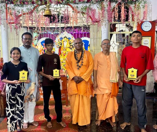 परेशानंद महाराज समेत अन्य संतो ने प्रतिभागियों को किया पुरस्कृत