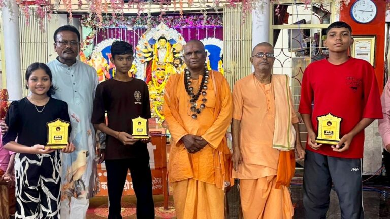 परेशानंद महाराज समेत अन्य संतो ने प्रतिभागियों को किया पुरस्कृत