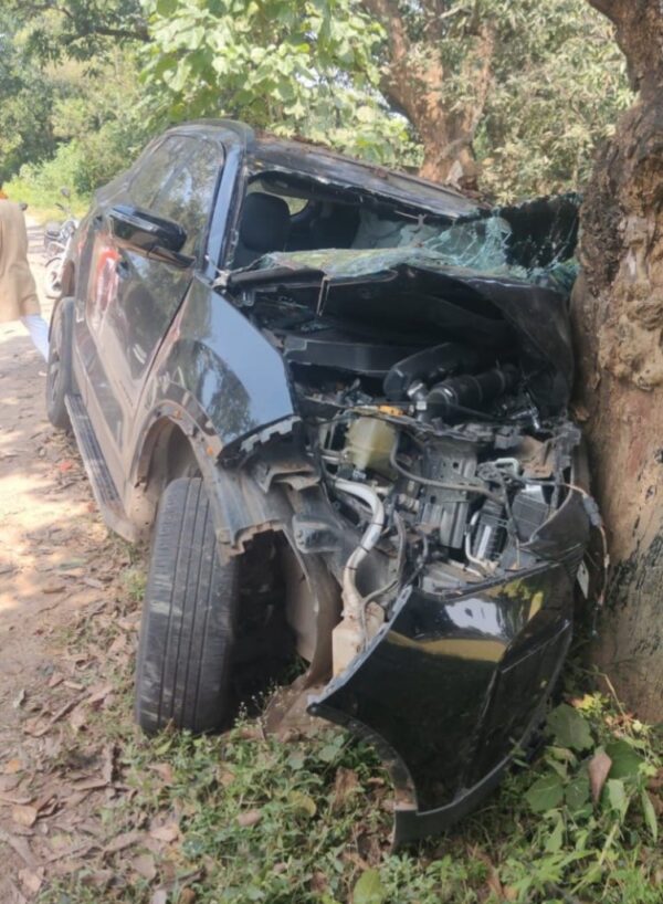 हैरियर कार पेड़ से  टकराया, एक की  मौत,तीन घायल