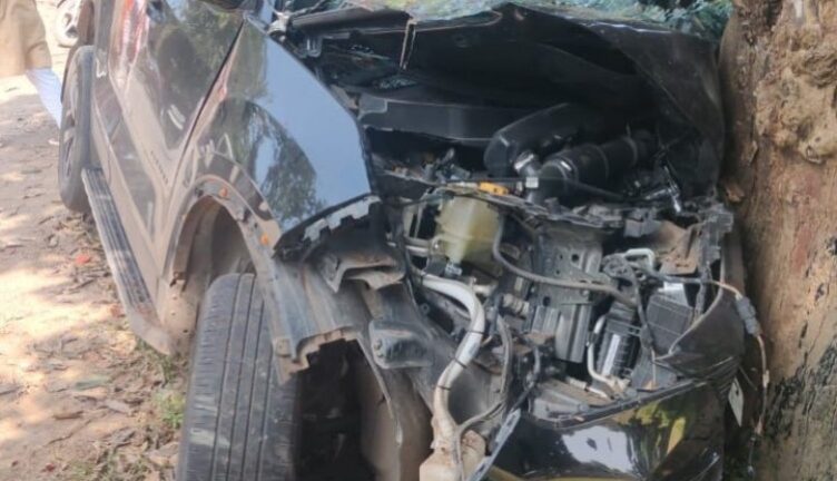 हैरियर कार पेड़ से  टकराया, एक की  मौत,तीन घायल