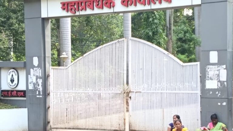 दीपावली में गरीब का दर्द छलका  एसईसीएल कुसमुण्डा गेट  पर अनिश्चितकालीन धरना