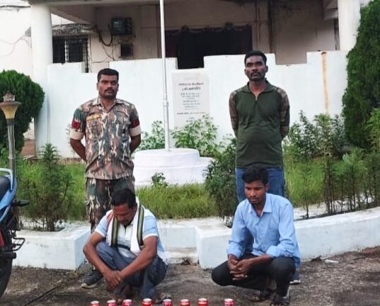 दीपावली की रात  उड़ीसा से छत्तीसगढ़ अवैध शराब ला रहे थे पुलिस ने पकड़ा