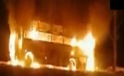 चलती बस में लगी आग, 45 सवार यात्रियों की बची जान