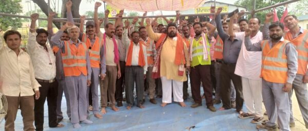 अल्ट्राटेक सीमेंट बैकुंठ के 1500 मजदूरों का आमरण अनशन जारी, 20 दिन बाद भी प्रशासन मौन