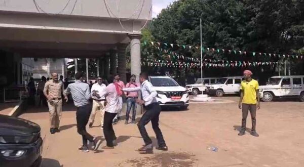 धमतरी कलेक्ट्रेट में युवक ने की आत्मदाह की कोशिश