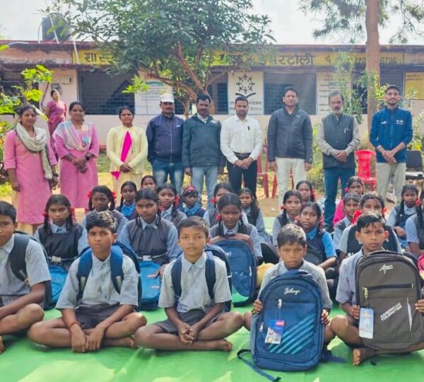 समाजसेवी अजय यादव ने बच्चों संग मनाया जन्मदिन, बांटे शैक्षणिक उपहार