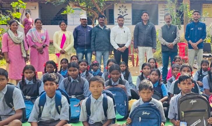 समाजसेवी अजय यादव ने बच्चों संग मनाया जन्मदिन, बांटे शैक्षणिक उपहार