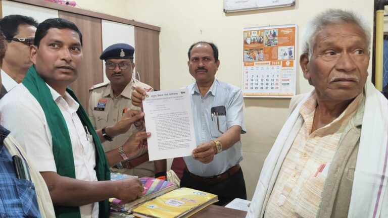 नाराज किसानों ने राज्यपाल ,मुख्यमंत्री के नाम सौंपा ज्ञापन