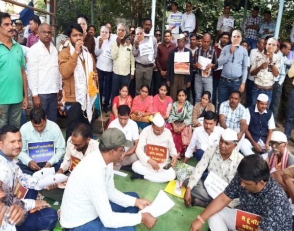 धमतरी कलेक्ट्रेट पर  एफआईआर के विरोध में महासंघ का उग्र प्रदर्शन,