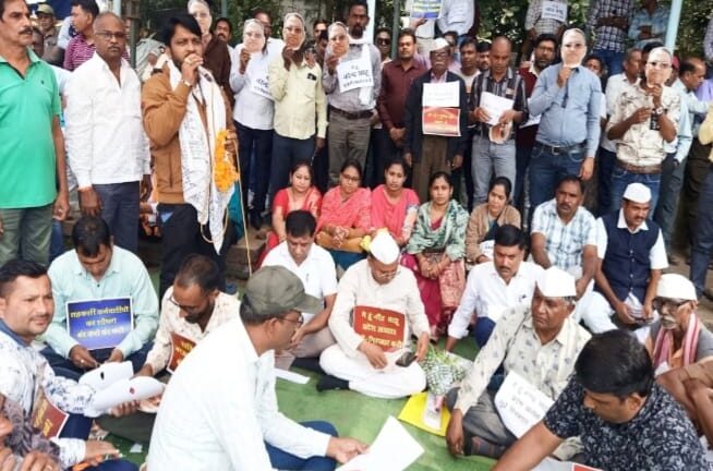 धमतरी कलेक्ट्रेट पर  एफआईआर के विरोध में महासंघ का उग्र प्रदर्शन,