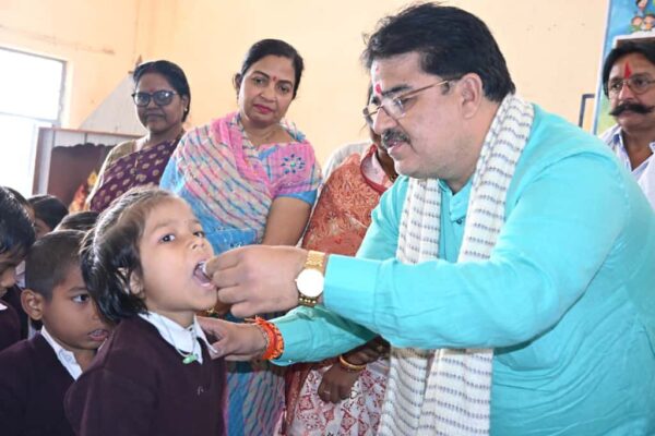 बाल दिवस पर महापौर रामू रोहरा ने बच्चों को  खिलाया स्वर्ण प्राशन