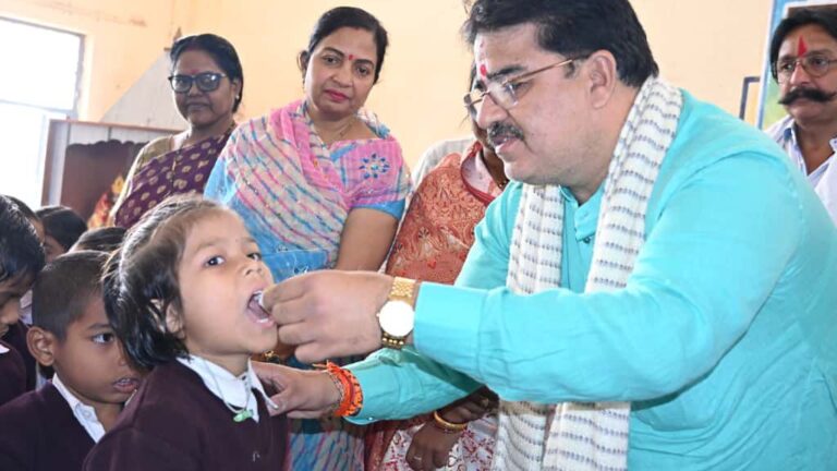 बाल दिवस पर महापौर रामू रोहरा ने बच्चों को  खिलाया स्वर्ण प्राशन