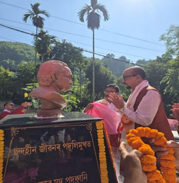राज्यपाल डेका ने खैरागढ़ विश्वविद्यालय द्वारा निर्मित असम के विख्यात साहित्यकार की कांस्य प्रतिमा का किया अनावरण