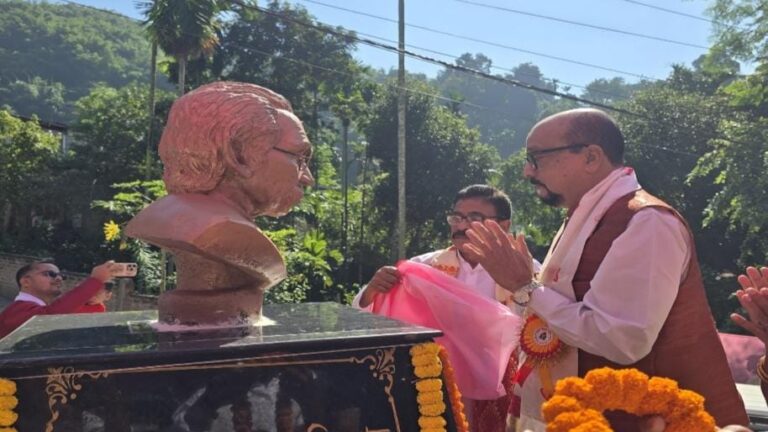 राज्यपाल डेका ने खैरागढ़ विश्वविद्यालय द्वारा निर्मित असम के विख्यात साहित्यकार की कांस्य प्रतिमा का किया अनावरण