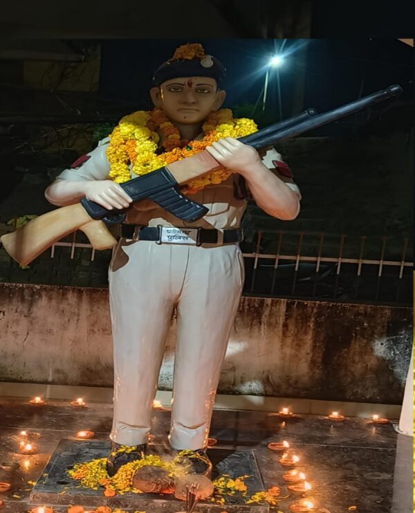 121 दीपों से सजा शहीद रामकुमार यादव स्मारक, गूँजी रेजांगला के वीरों की गाथा