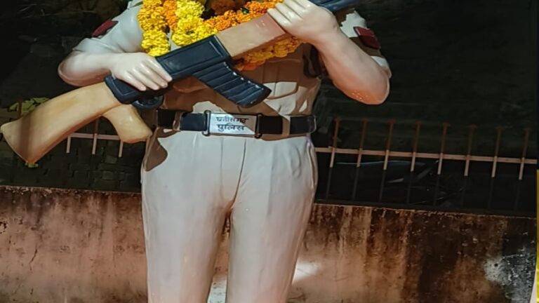 121 दीपों से सजा शहीद रामकुमार यादव स्मारक, गूँजी रेजांगला के वीरों की गाथा