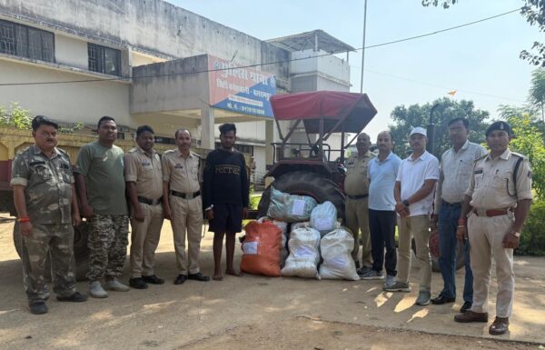 ट्रॉली के नीचे बने गुप्त चेंबर में छिपाकर ले जा रहें  गांजा