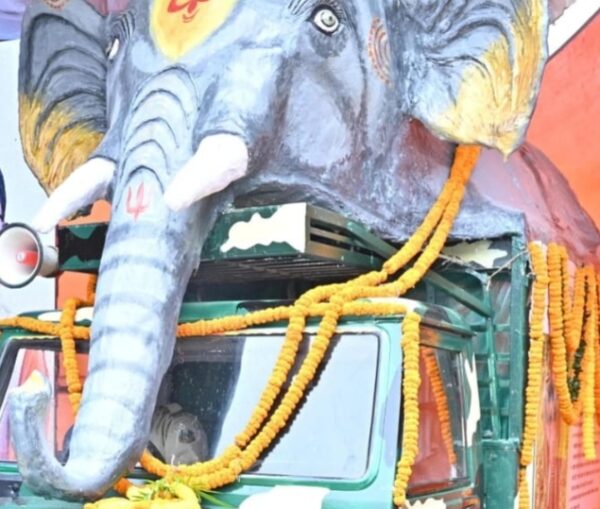 गजरथ यात्रा पहुंची कांसाबेल, छात्रों को दी जा रही हाथियों के व्यवहार की अहम जानकारी