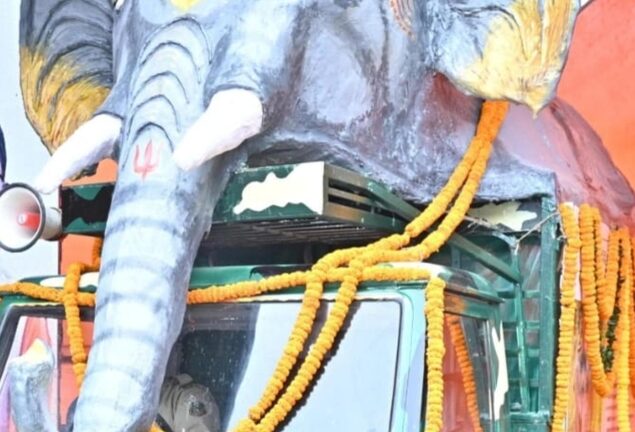 गजरथ यात्रा पहुंची कांसाबेल, छात्रों को दी जा रही हाथियों के व्यवहार की अहम जानकारी