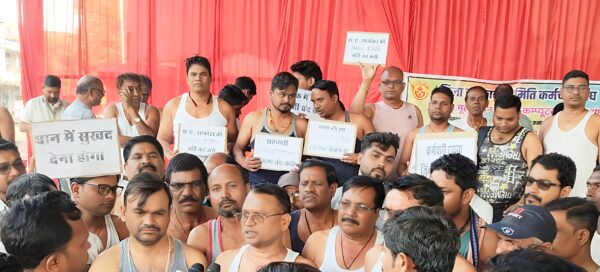 14वें दिन उग्र हुआ कर्मचारी आंदोलन, अर्धनग्न प्रदर्शन