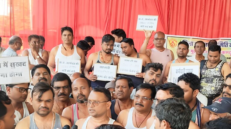 14वें दिन उग्र हुआ कर्मचारी आंदोलन, अर्धनग्न प्रदर्शन