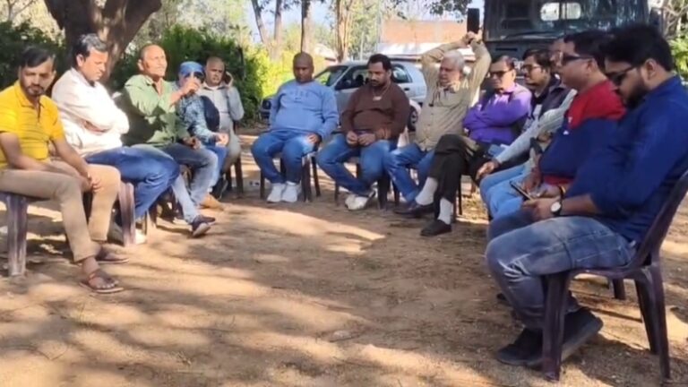 पत्रकारों ने मुकेश नायक के साथ हुई घटना को लेकर मुख्यमंत्री के नाम सौंपा ज्ञापन