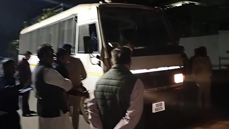 रायपुर: मूणत के बंगले के बाहर बीजेपी–कांग्रेस कार्यकर्ताओं में मारपीट