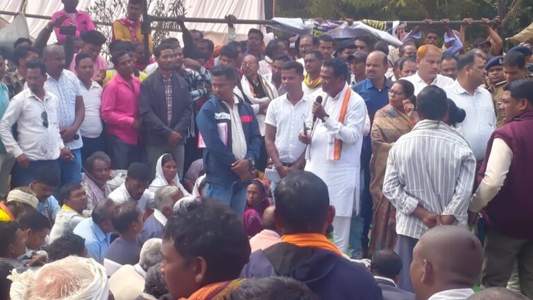 धान खरीदी पंजीयन में गड़बड़ी पर किसानों का फूटा गुस्सा ,चार घंटे तक चक्का जाम