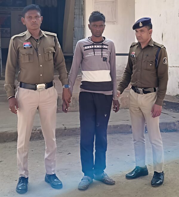 FB में लड़की पटाकर बनाया अश्लील वीडियो , फोटो वायरल