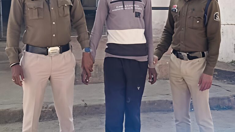 FB में लड़की पटाकर बनाया अश्लील वीडियो , फोटो वायरल