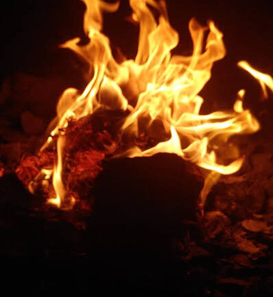 भाटामुड़ा में श्रृंगार दुकान में लगी आग, लाखों का सामान खाक