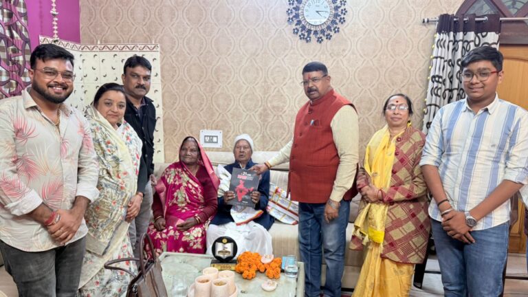 भाजपा नेता सचिनानंद उपासने महावीर प्रसाद जैन से मिले,स्मृति चिन्ह की भेंट