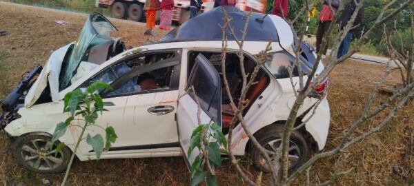 तेज रफ्तार कार ने ट्रेलर को मारी टक्कर, पांच की मौत