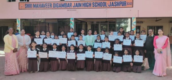 श्री महावीर दिगंबर जैन विद्यालय के स्टूडेंट्स भरतनाट्यम नृत्य प्रशिक्षण में ले रहे रुचि