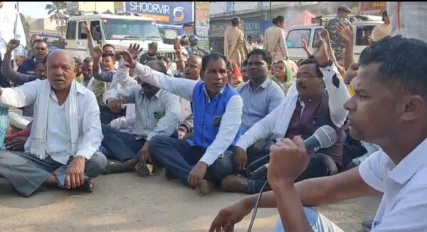 धमतरी में सरपंचों का धरना प्रदर्शन, 15वें वित्त मद की राशि जारी करने की मांग तेज