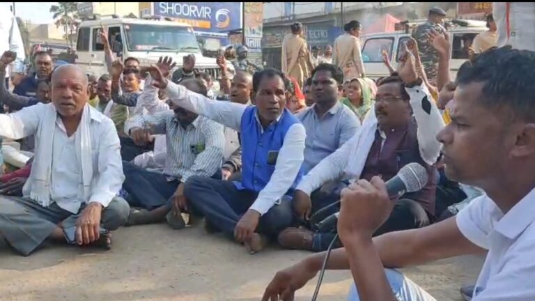 धमतरी में सरपंचों का धरना प्रदर्शन, 15वें वित्त मद की राशि जारी करने की मांग तेज