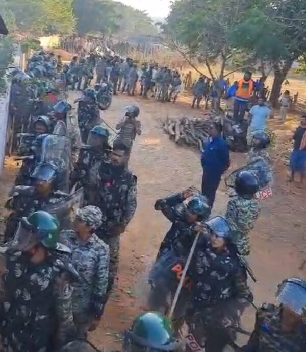 कफ़न-दफन विवाद से बड़ेते वड़ा में तनाव, आगजनी-पथराव में कई घायल