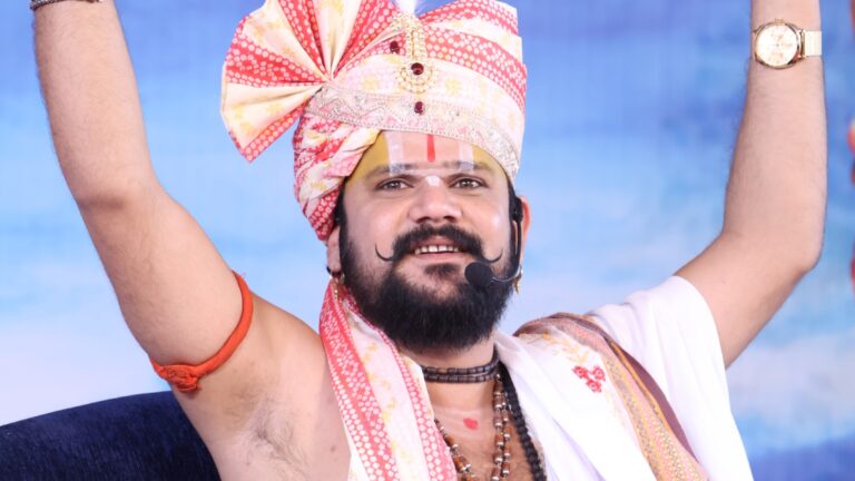 भव्य कलश शोभायात्रा: शंकराचार्य आश्रम से कथा स्थल तक