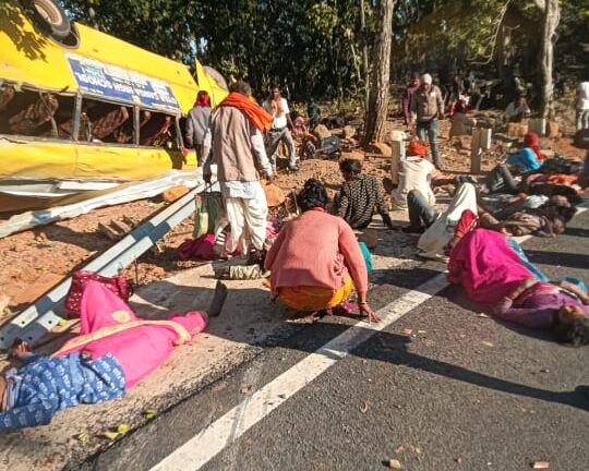छत्तीसगढ़–झारखंड बॉर्डर के ओरसा घाटी में भीषण सड़क हादसा, 5 की मौत