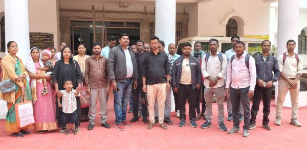 दूधमुंहे बच्चों को साथ लेकर क्रेडा क्लस्टर टेक्नीशियन सपरिवार कलेक्ट्रेट पहुंचे