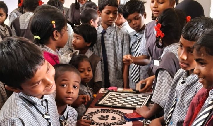 सकरडेगा में संकुल स्तरीय मापन मेला, बच्चों ने सिखा गणित